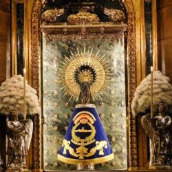 En el año 2003 el Arma Submarina ofrendo un manto a la Virgen del Pilar