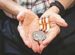 Muere el comandante Juan Moncadas, el último militar español en posesión de la Medalla Militar