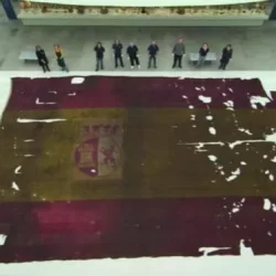 Qué hace una bandera de España de 14 metros en un almacén de un museo de Londres