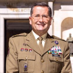 La Decano del Colegio de Registradores entrevista al General Enseñat y Berea, Jefe de Estado Mayor del Ejército