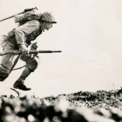El soldado en la batalla: Cómo hacer que los soldados soporten el combate. Coronel,r IM Lopez Diaz